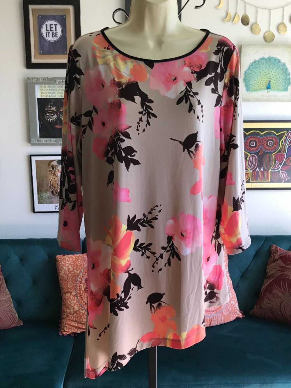SUSAN GRAVER size L Beige & Pink Floral Liquid Knit Asymmetric Tunic Top